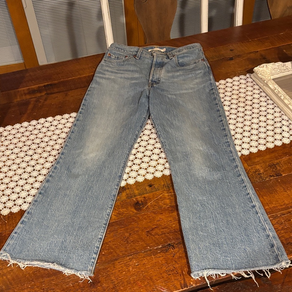 Woman’s Ribcage Crop Flare Levi’s. Size 27